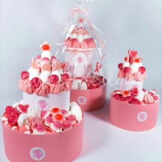 Coqueta y Dulce… Para niñas y no tan niñas…. Y apta para celiacos, así es nuestra tarta dos pisos rosa de chuches (sin gluten).