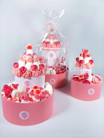 Coqueta y Dulce… Para niñas y no tan niñas…. Y apta para celiacos, así es nuestra tarta dos pisos rosa de chuches (sin gluten).